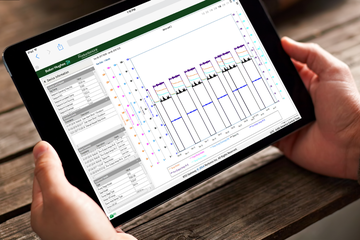 照片显示有人持iPad使用ProductionLink综合生产优化平台软件